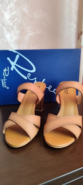 Продам босоножки кожаные