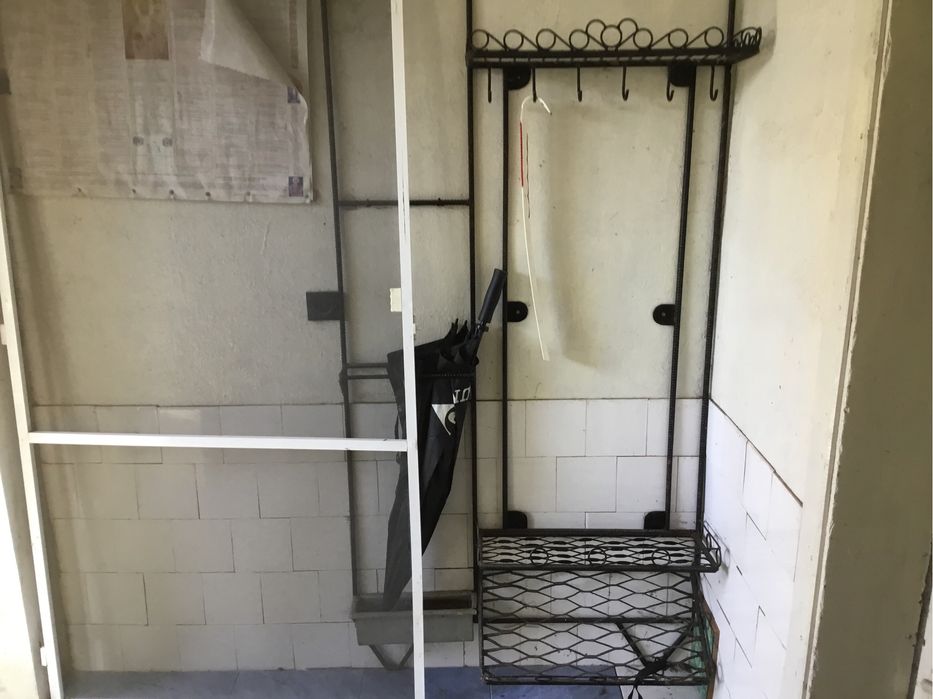 Cuier din fier,asa retro si robinet de apa bun