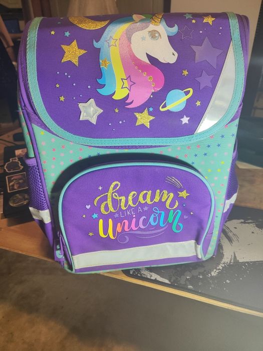 Продам рюкзак для девочки в школу .