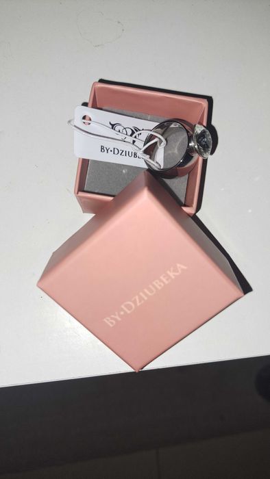 Нежен сребрист пръстен Dziubeka с блестящ кристал