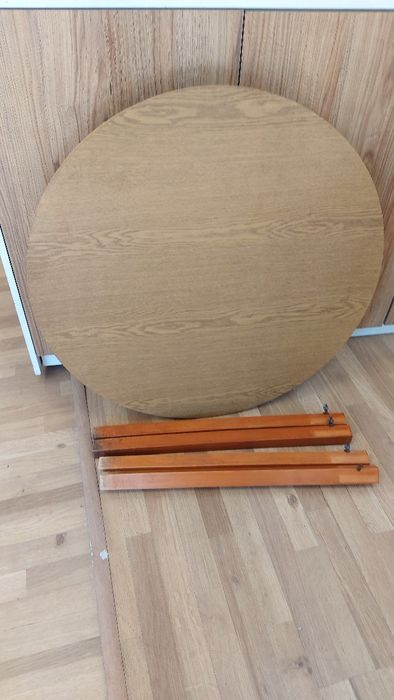 Маса за хранене кръгла