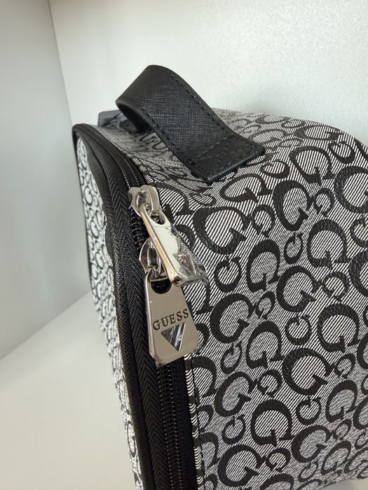 Несесер за козметика Guess