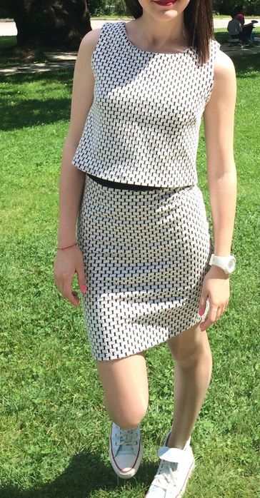 Рокля по тялото в черно и бяло