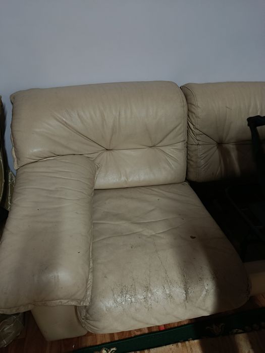 Диван ,кожанный.