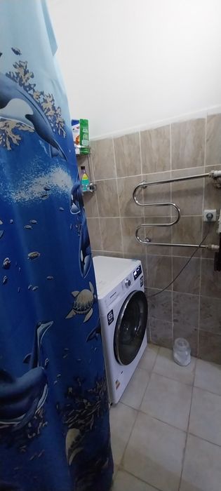 Sholkamatla roparasida 5 etaj korpsning 1 etajida 3 xonali kv sotiladi