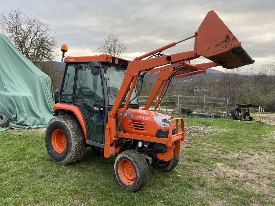 Трактор Kubota STV32 с оригинален челен товара