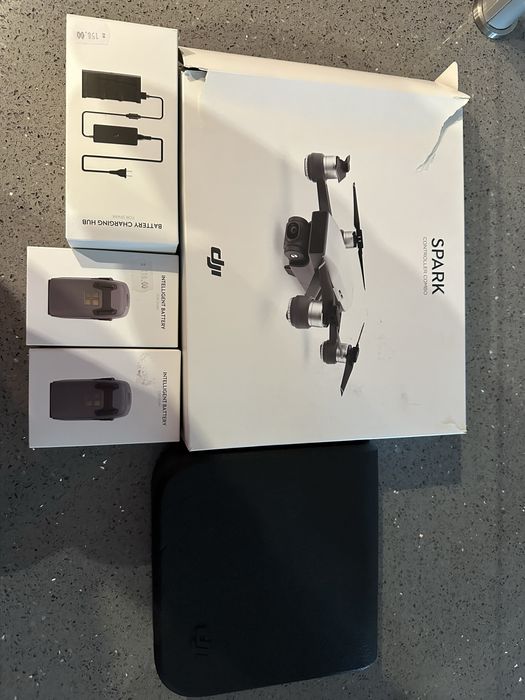 Дрон dji spark + дистанционно и аксесоари