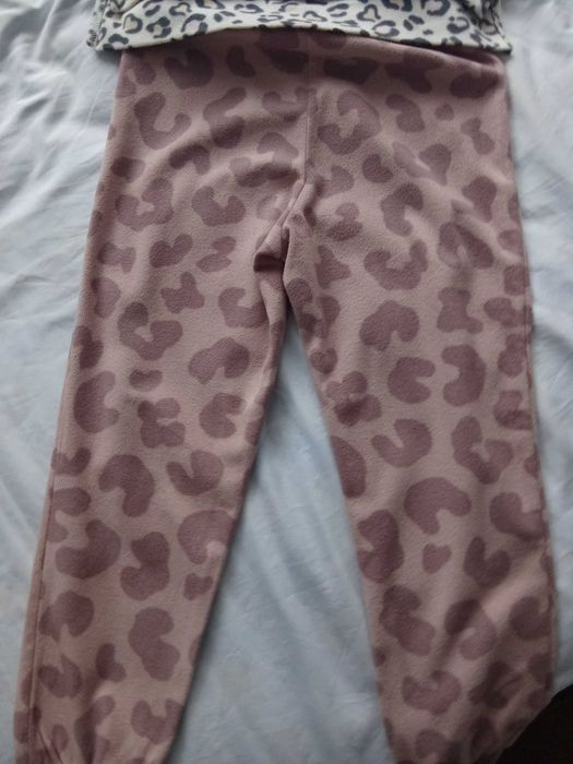 Екип от полар за момиче на 8 г.- 4 евро.