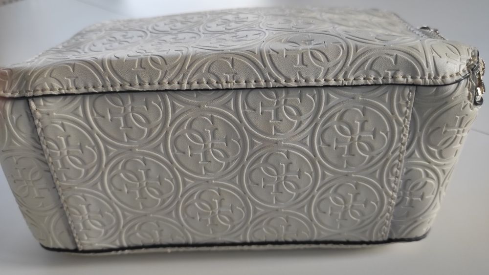 Оригинална дамска чанта Guess