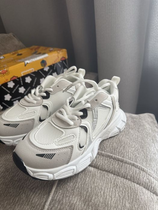 Продам кроссовки новые. На 34-35 размер.