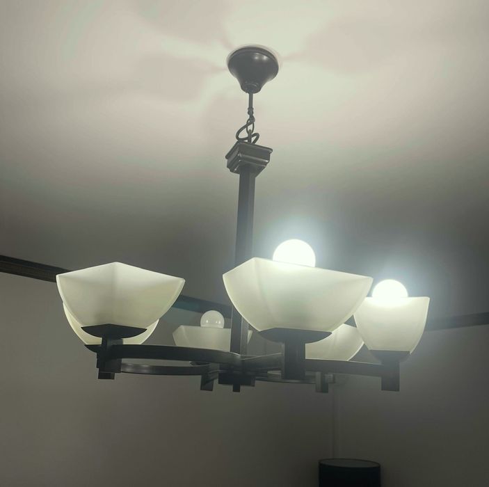 Lustra cu 6 brate cu abajururi albe impecabila