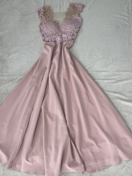 Rochie cu dantelă și perle