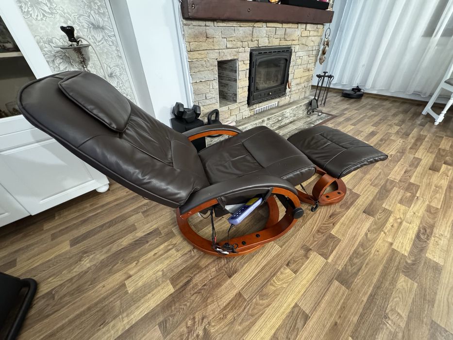 Fotoliu de masaj luxos, cu suport de picioare, tapițat în piele ecologică maro, plăcută la atingere