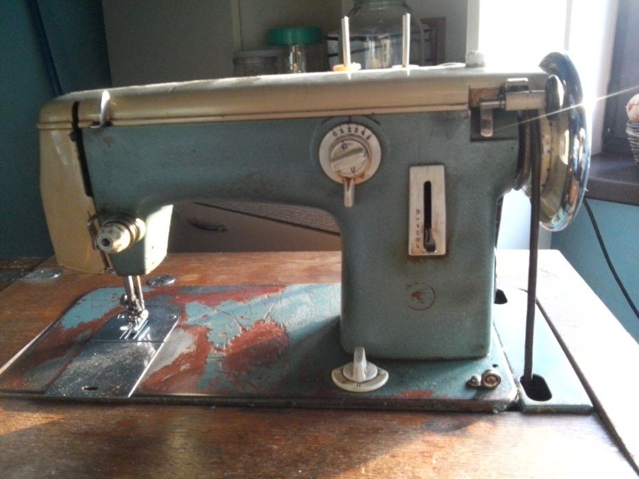 Продам швейную машинку