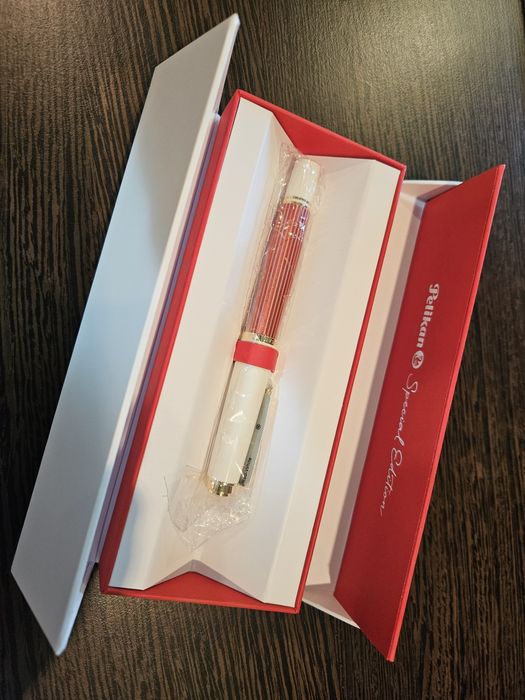 Stilou Souveran M600 Red
White, Pelikan