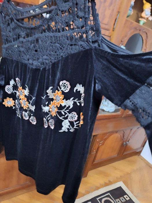 Vând iie din catifea  si dantela brodata.