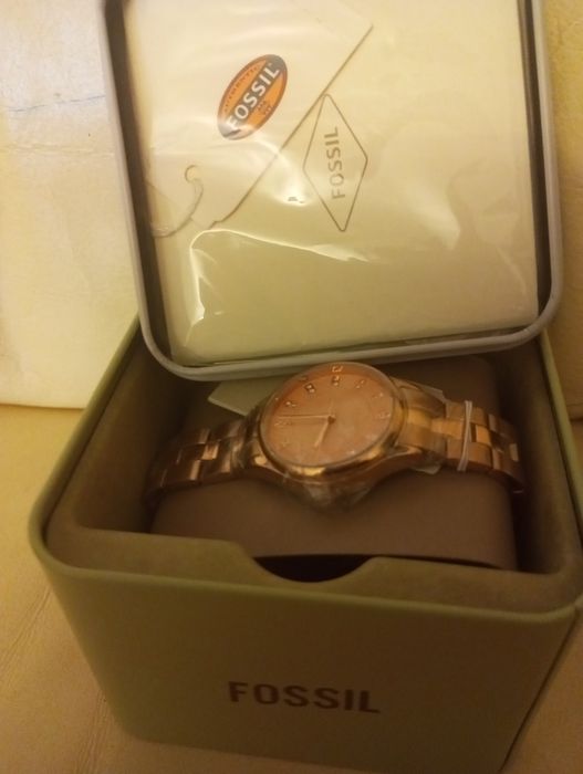 Часовник Fossil с кристали