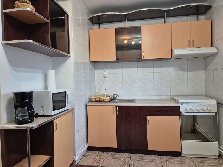 Garsoniera mare 40 mp de închiriat in bloc de apartamente