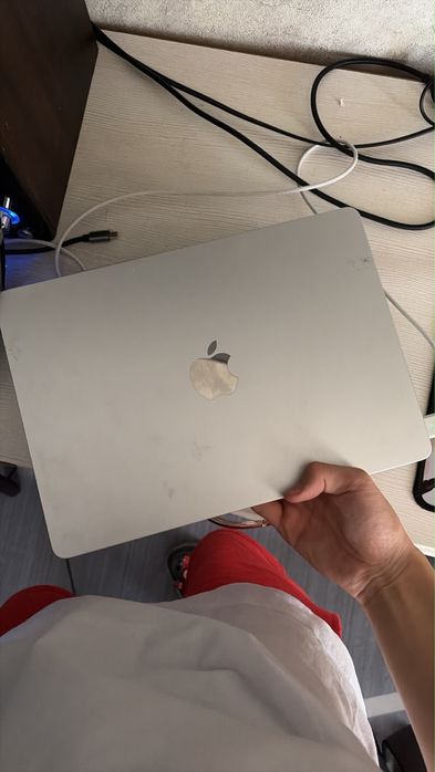 Продам macbook air m2 13