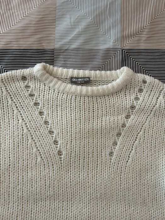 Бял пуловер