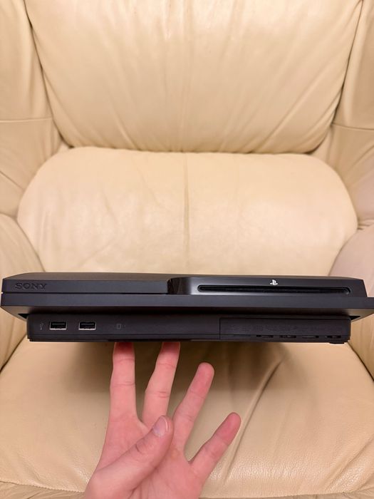 PlayStation 3 Slim + 2 контролера + 3 игри – Отлично състояние