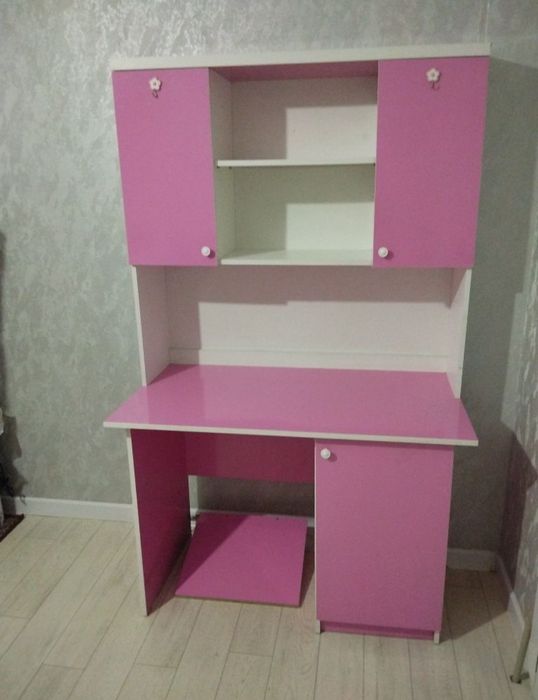 Срочно Шкаф розовый и стол 2в1