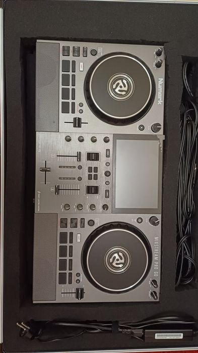 Consola DJ Numark Mixstream Pro GO , acumulator si boxe integrate, inca in garantie