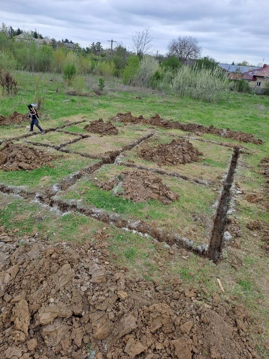 Inchiriez miniexcavator/execut lucrari/ demolări