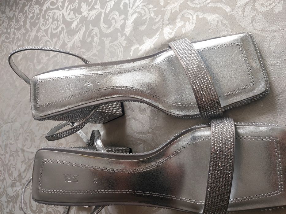 Продам новые  босоножки "ZARA"