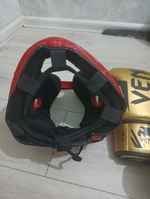 Боксёрский шлем и перчатки