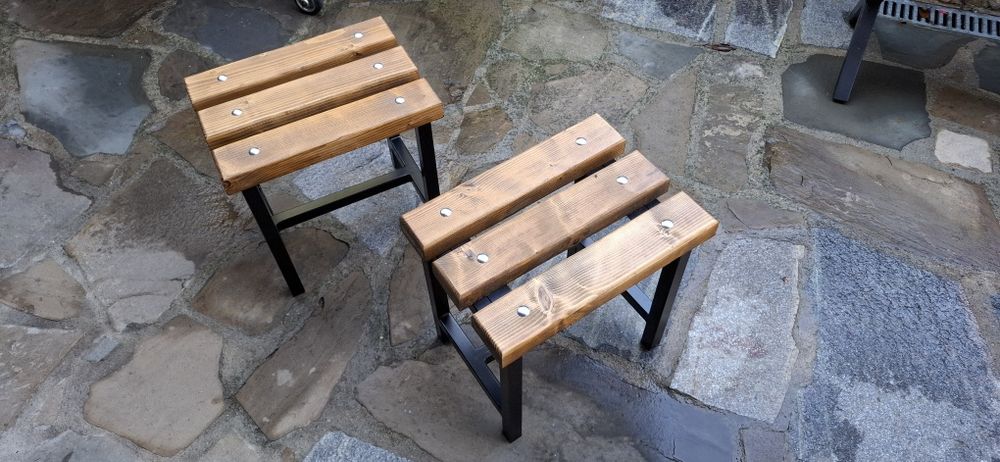 Табуретки от прахово боядисан метален профил и иглолистна дървесина.