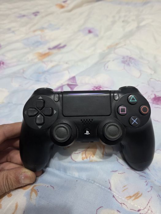 Продава се Playstation 4
