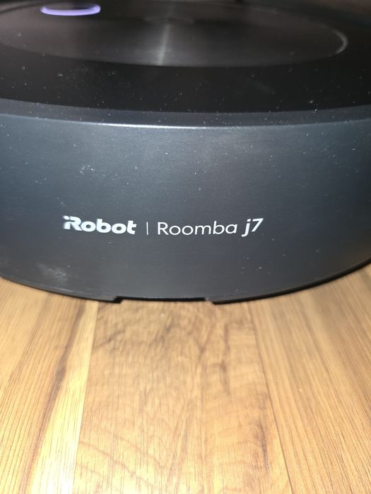 Продавам прахосмукачка робот IROBOT J7+