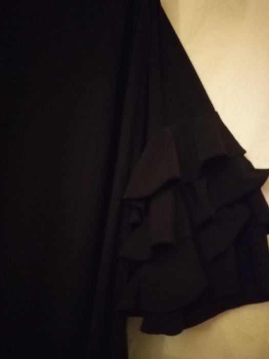 Rochie moderna cu maneci cu volane