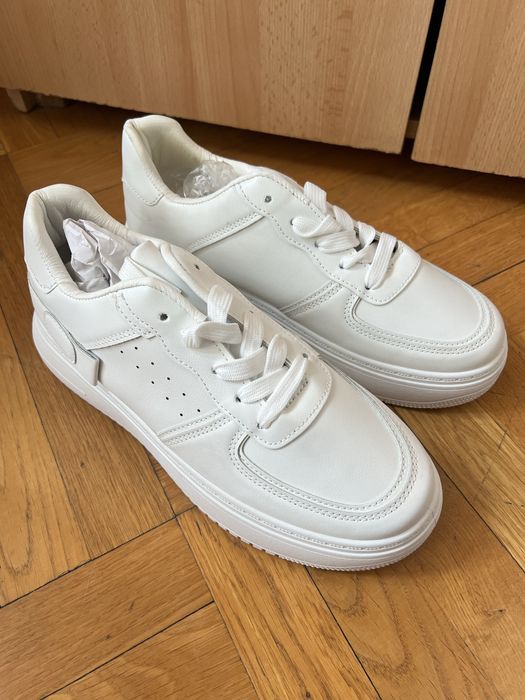 Кроссовки белые новые