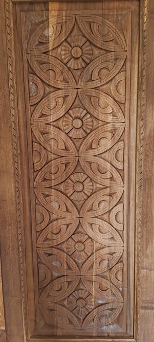 Орехова врата от масив с ръчна дърворезба