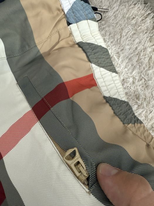 Sort de baie Burberry colectie noua vara 2025