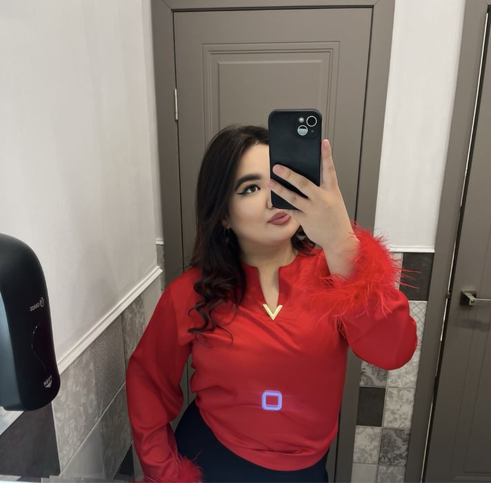 Яркая блуза с перьями