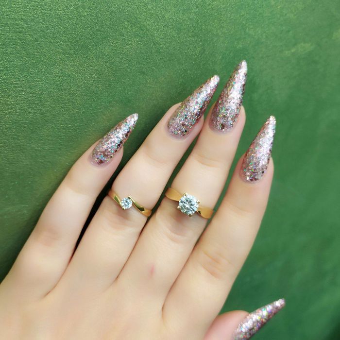 Золотое красивое обручальное кольцо золото 585. Есть доставка.