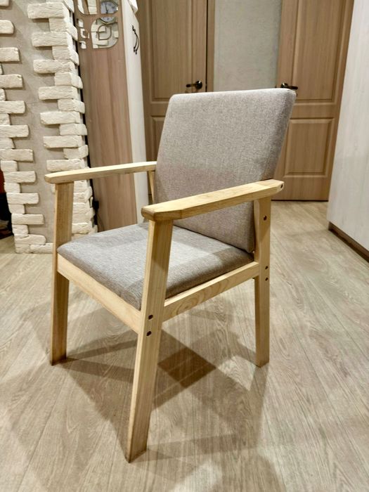 Кресло мягкое с деревянными подлокотниками