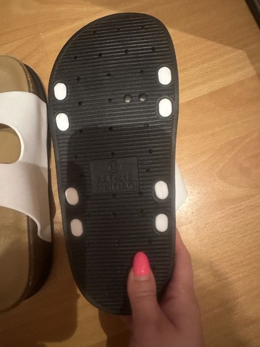 Продам новые шлепки.