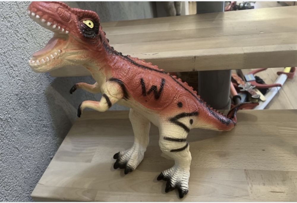 Dinozauri MaRI cu sunete si lumini