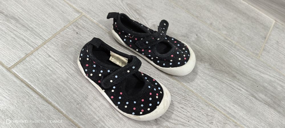 Подарявам детски обувки