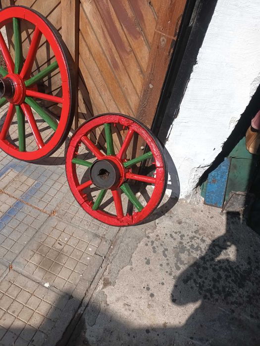 Продавам  два броя колела за дървена каруца