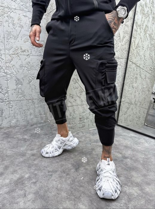 Мъжки спортен екип със джобове и ципове