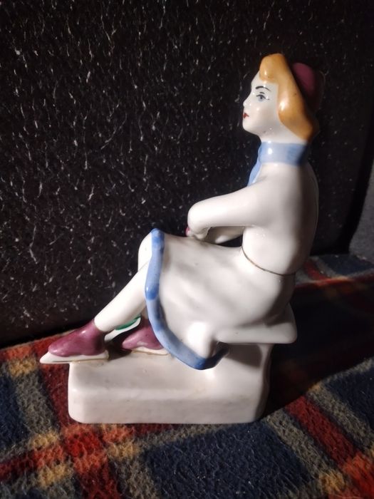 Фарфоровая статуэтка.