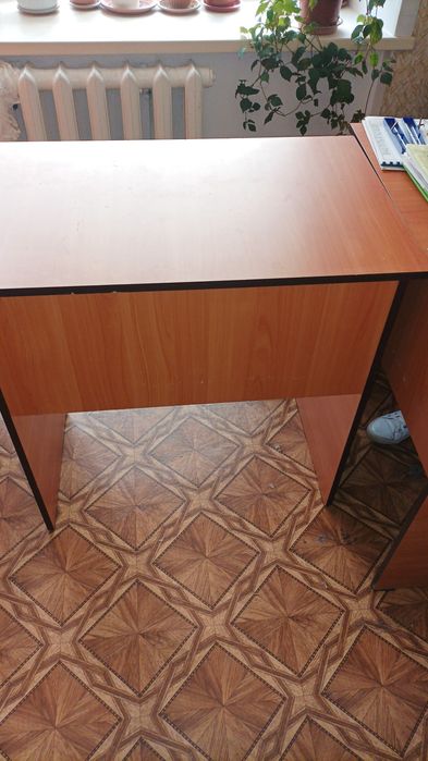 Продам столы офисные.
