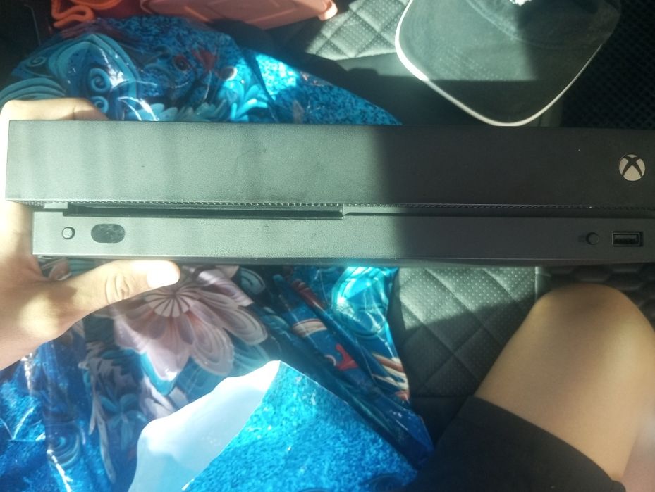 Продам икс бокс Xbox one x
