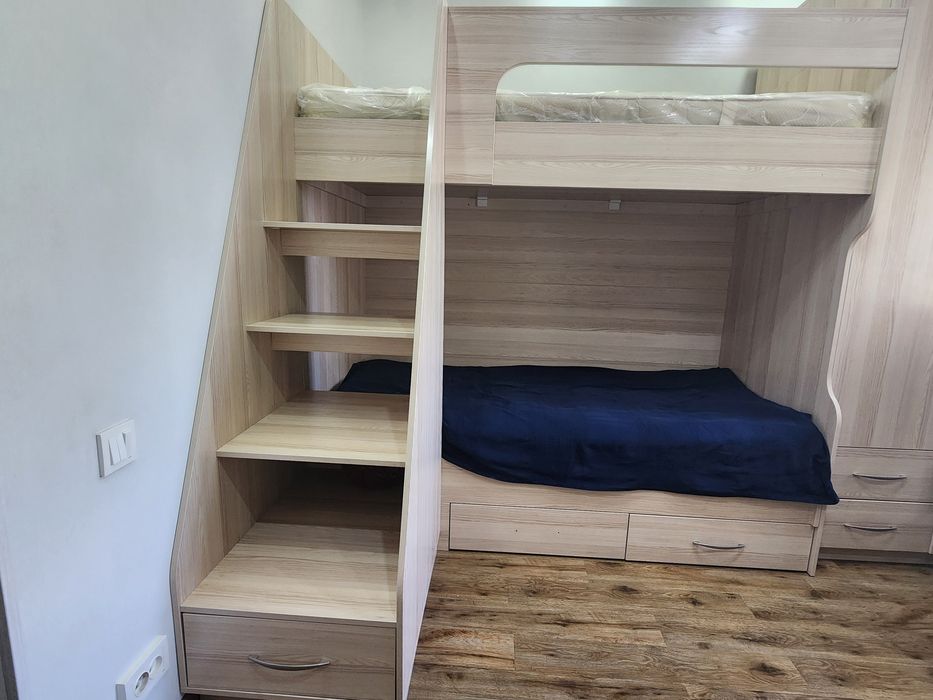 Продаётся двухъярусная кровать с матрасами