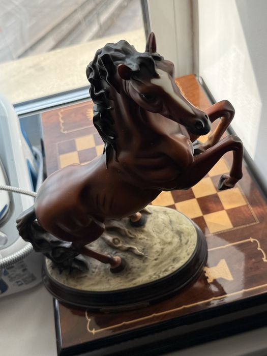 Продаем сувенир лошадь из дерева